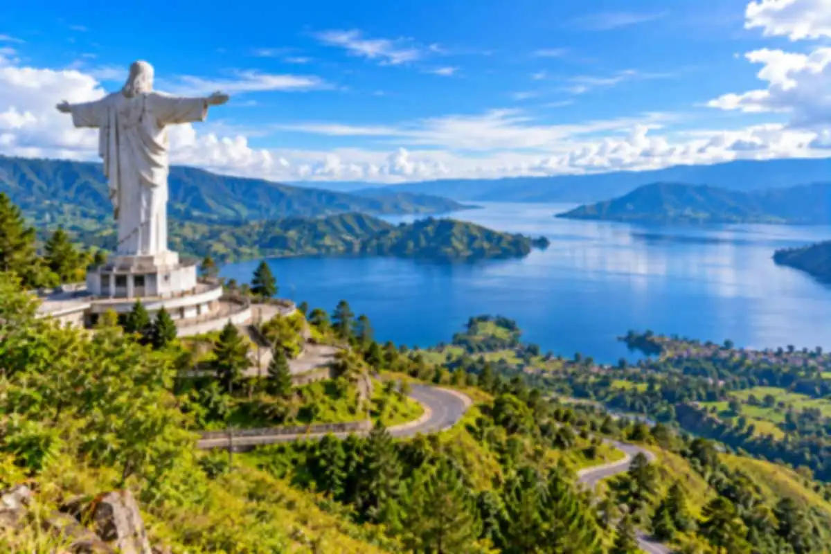 Bukit Sibeabea Samosir: Tarikan Patung Yesus dan Panorama Menakjubkan Tasik Toba