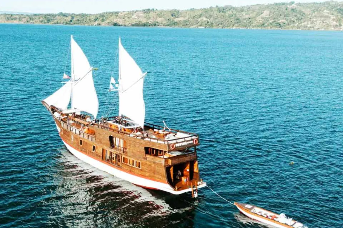 Phinisi Mokhsa Pradana Danau Toba