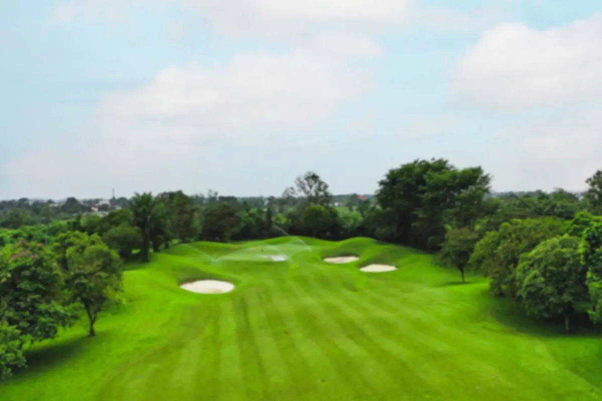 Lapangan Golf di tengah Kota Medan